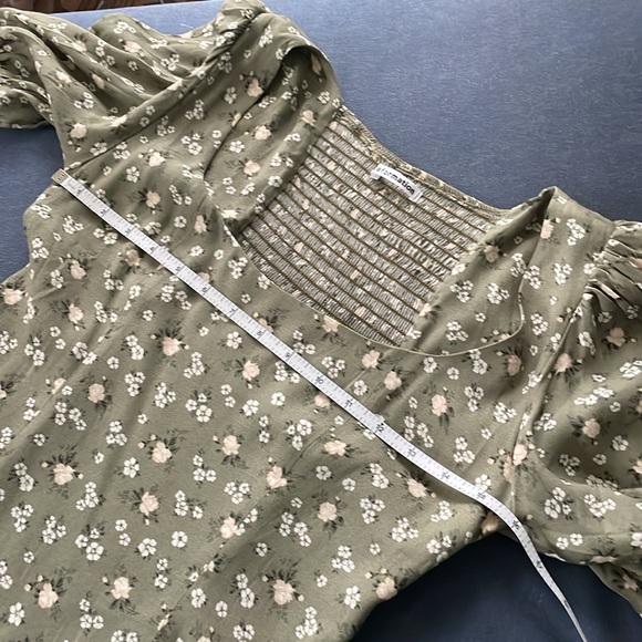 Flirty FEMME super flattering Reformation sage grewn floral puff sleeve top 4 💕 - Picture 7 of 8